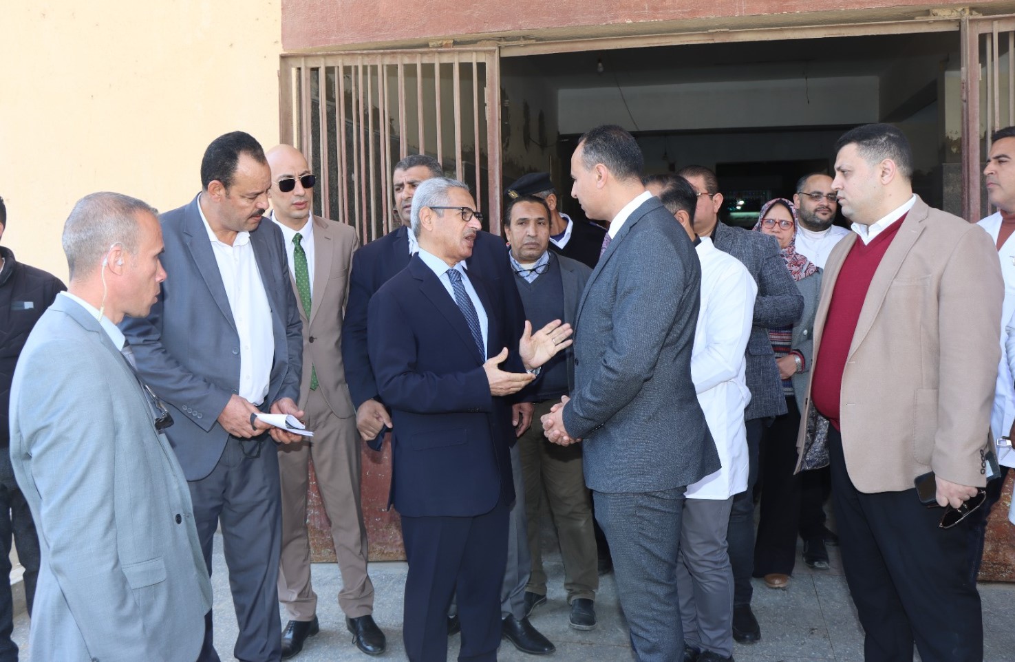 مستشفى الفشن تعرض قدراتها في زيارة المحافظ